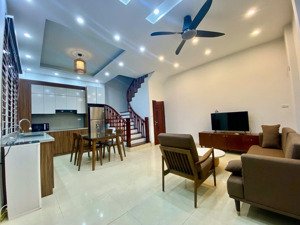 bán nhà phố cát linh, gần sân vân động hàng đẫy, mặt tiền rộng, ngõ ba gác, nhà dân xây, 42m2*5t