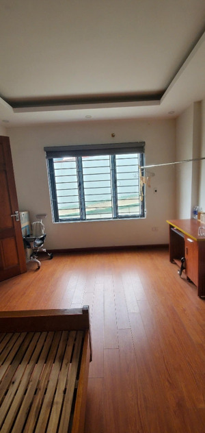 chủ nhà cần tiền nên cần bán gấp căn nhà full nt ở xa la,ô tô đỗ gần.gía 6tỷ có tl