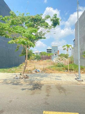 chủ kẹt tiền bán gấp mảnh 300m2 đường hùng vương, giá 2 tỷ, đối diện sen việt phú mỹ hưng