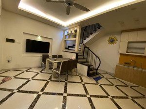 chính chủ bán nhà ngõ 67 nguyễn văn cừ 39m 5 tầng mặt tiền 5,9m ngõ nông .