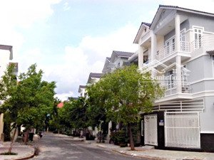 bán góc 2 mặt tiền khu sadeco ven sông, đối diện trường remit, khu compound bảo vệ 24/24.