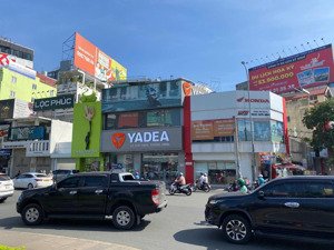 vòng xoay mặt tiền đường sầm uất cách mạng tháng 8 p. bến thành quận 1