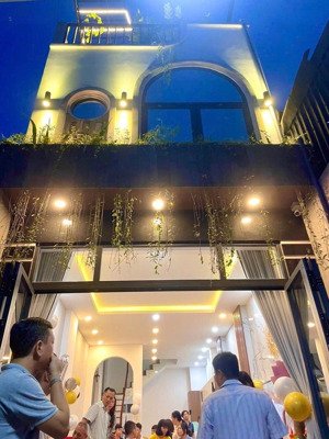 bán nhà dt 4x14 đúc 3 tầng mặt tiền đường đht ngay chợ cầu giáp gv giá nhỉnh 5tyxxx