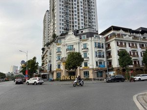 cần bán nhanh căn liền kề xẻ khe 5.5 tầng khu 319 bồ đề, cận kề phố cổ cho khách nào mua nhanh.