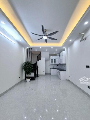 cần bán gấp nhà 5 tầng cầu giấy nhà đẹp ở ngay, 10m ô tô, sát phố, 44m2, giá chỉ 11.7 tỷ.