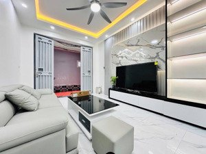 bán nhà cầu giấy, phân lô, sát phố, 3 ngủ, full nội thất ở ngay 42m2 chỉ 11.2 tỷ.