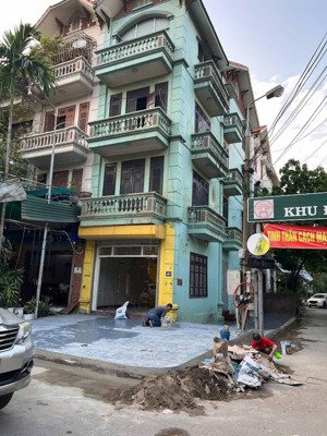 bán nhà mật phố căn góc cực đẹp . giá nhỉnh 22 tỷ .