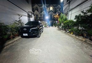 bán nhà hẻm ô tô khu phân lô , 60m2,3 tầng, 4pn , dân trí cao, cách gò vấp 7 phút hơn 5 tỷ.