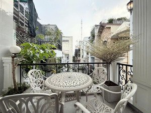 bán đi định cự, nhà do kts thiết kế, ngang 5.2m,hxh huỳnh văn bánh, sát mt, 3 tầng, 54m2, 9.65 tỷ