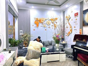 bán nhanh ! bán nhà cầu giấy ,oto đổ cổng ,10m ra phố ,nhà 3 thoáng trước sau , 40m2-6t