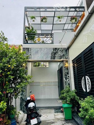 cô, chú bán gấp nhà đ. lý văn phúc, q1, giá 5,2 tỷ, kế công viên lê văn tám, còn hđ thuê 27tr/th