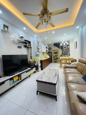 siêu phẩm ! bán nhà cầu giấy ,lô góc 2 thoáng ,mặt tiền rộng ,gần oto ,nhà mới ,full đồ ở sướng