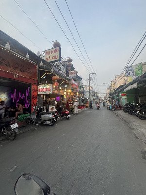 bán nhà mặt tiền xóm chiếu 180m2 đất tiện xây chdv