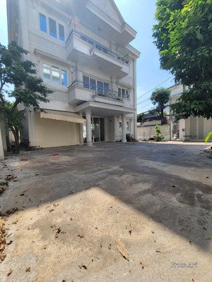 cho thuê biệt thự với sân siêu rộng và chỗ đậu xe thoải mái trong khu vực