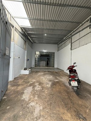 cho thuê nhà 2pn chánh nghĩa, hẻm 30/4 thủ dầu một sân rộng xe tải giá tốt chỉ 8 triệu/tháng
