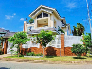 bán biệt thự góc 2mt, dt 17x22m, 1 lầu áp ngói,33 dg 135f phước long a thủ đức ( q9 cũ )