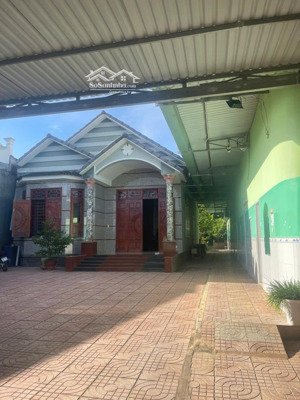 chính chủ cho thuê toàn bộ nhà nghỉ đang kd tốt, phòng đẹp. giá 10 triệu/tháng. tiện nghi đầy đủ