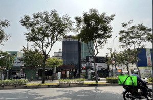 chuyển nhượng toà nhà mặt tiền đường trần não, 9m x 35m, 5 lầu, đang cho thuê 300 triệu/tháng
