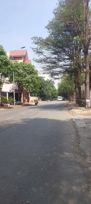 sở hữu ngay biệt thự đẳng cấp đường e trung tâm hành chính dĩ an - 208.5m2 chỉ 19 tỷ, lh0932903606