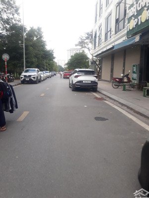 bán nhà mặt phố phương canh . dt. 42 m2* 7 tầng thang máy . đường rông ô tô chánh nhau . làm vp..cy