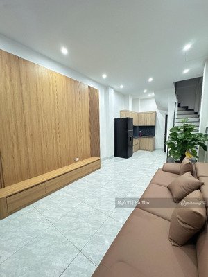 nhỉnh 8 tỷ có ngay nhà ngọc thuỵ - gần công viên - oto đỗ cổng