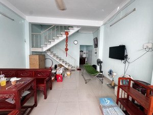 bán căn nhà 2 tầng mặt tiền đường ô tô khóm quốc tuần gần ngay đường lê hồng phong