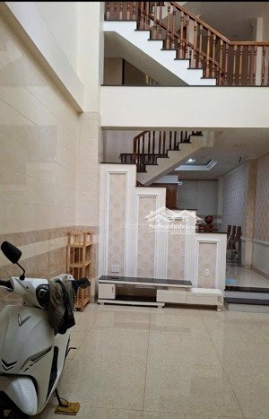 nhà hẻm xe oto ql13 dtsd 308m2 cho thuê giá tốt