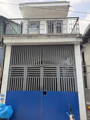 bán nhà trệt lầu kèm 3 phòng trọ. dt 80m2. ngang 4 . ngay đường 5 lx. giá 4,9ty