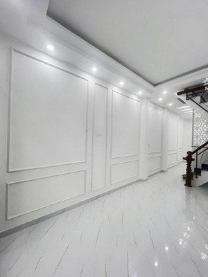 nhà đẹp mới xây tone chủ đạo màu trắng đang cần tìm chủ mới. nhà toạ lạc tại khu vip âu dương lân