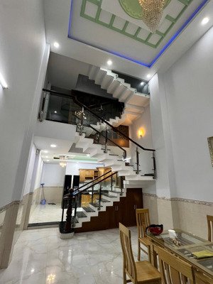 nhà 4 tầng mới tinh full nội thất đẹp ngay chợ long trường 4pn đường 8m giá tốt