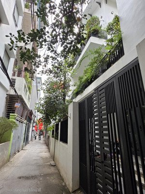 hơn 12 tỷ , sở hữu nhà 85m2 * 4 tầng * 6 phòng ngủ ngõ biệt thự phố nguyễn văn cừ , chỉ 30m ra phố