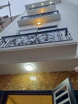 bán nhà 5 tầng dt 42.8 m.mt 3.9 m.đường thông ô tô. ở la phù. xã an khánh hn.hoài đức cũ.