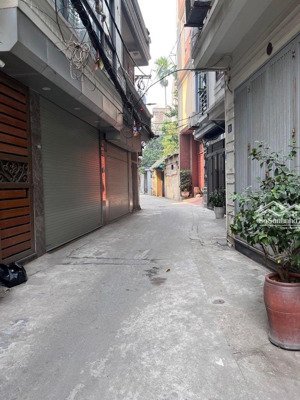 rẻ nhất bồ đề. ô tô đỗ cổng. 10p sang trung tâm phố cổ.