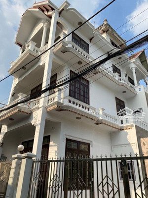 nhà đẹp bình chiểu , thủ đức 3 tầng btct.ngang 7 .xe hơi vào nhà .sân rộng đậu thoải mái.