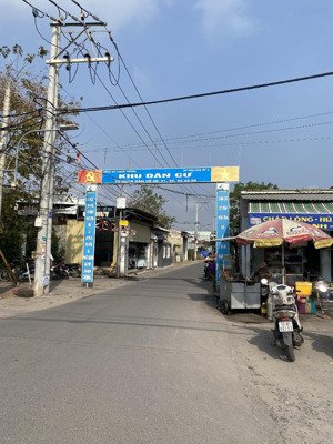 nằm ngay trung tâm xã chỉ hơn 7tr 1m quý anh chị sễ sở hữu ngay lô đất nền ngang 9 dài 45m