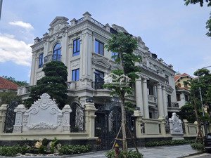 chính chủ cho thuê biệt thự số 29a ngõ 20 trần kim xuyến dt 300m x 5 tầng lô góc có thang máy