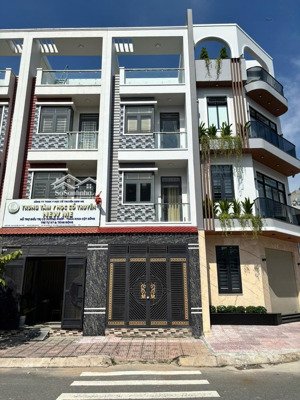 bán gấp nhà 4 lầu hoàn công trục chính d1 kinh doanh đường 8m ngay làng đại học qg. bến xe mêtro