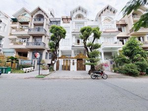 bán biệt thự mặt tiền đường lớn khu himlam trung tâm q7, cách chợ bến thành q1 chỉ 1.5km.