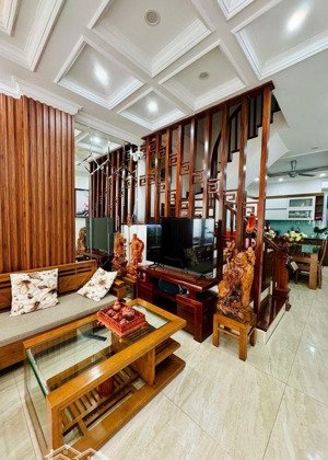 nhà đẹp bồ đề dân xây 2 thoáng trước sau ô tô đỗ cửa bay rất nhanh