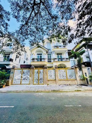 3 tầng + hồ bơi. ngang 20m đường 57 an phú. kdc văn minh. 20 x 17m. cn 325m2. hđt 210tr. giá 62.3ty