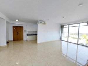 cho thuê căn góc 3pn luxgarden, 111m2, view sông, có sân vườn chung. lh zalo)