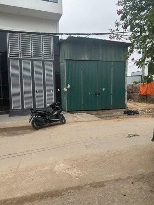bán lô đất trục chính đấu giá x4 cửa kho đông la nhìn sang trường tiểu học 165tr/m. lh 