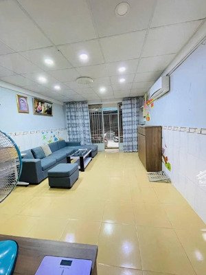 nhà gần bến xe quận 8, dt 4 x 13m, 2 tầng, 2 mặt tiền, thông đường tứ tung, hot 5,6 tỷ.