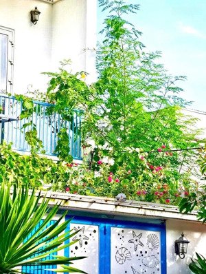 cho thuê nhà mới 2 tầng: đường bàu mạc - 2pn - 2wc - sát biển - đủ nội thất