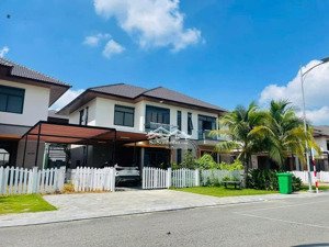 nhà phố bình dương sổ hồng riêng, thanh toán nhẹ từ 779 triệu, cam kết thuê 12 triệu/tháng