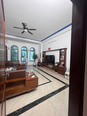 chính chủ cho thuê căn nhà 5tầng, 5.5m mặt tiền.vị trí sầm uất, mặt tiền đường 24m sky. full đồ