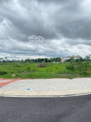 lô đất 90m2 có lô cặp nằm vị trí đẹp, giáp bình chánh, di chuyển thuận tiện, đường vào 30m