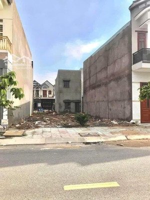 cần bán lô đất cặp nằm mặt tiền đường lớn, giáp bình chánh, 10x18 full thổ, xây dựng tự do, kế kdc