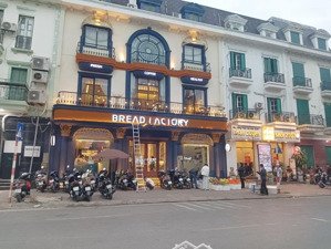 cho thuê toà nhà mặt phố nguyễn văn cừ,sử dụng:4000m2,mặt tiền:40m,diện tích đất:gần 1000m2,bề thế