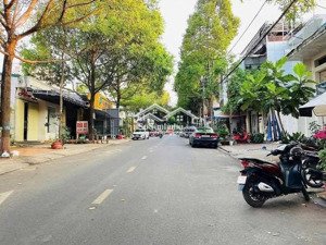 nhà đẹp trần quốc hoàn, cầu giấy 42m2, thang máy 450kg, hơn 11 tỷ, 45 chỗ đón đầu ngõ